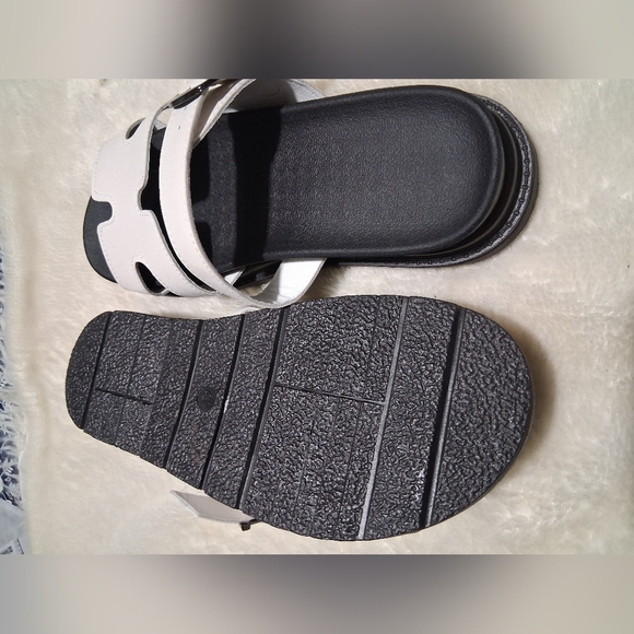 Modern White and Black Slip-On Sandals - Picture 5 of 6